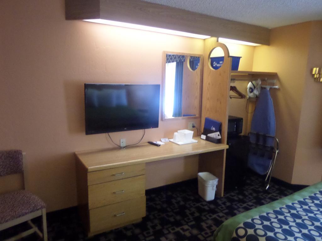רולינס Americas Best Value Inn מראה חיצוני תמונה