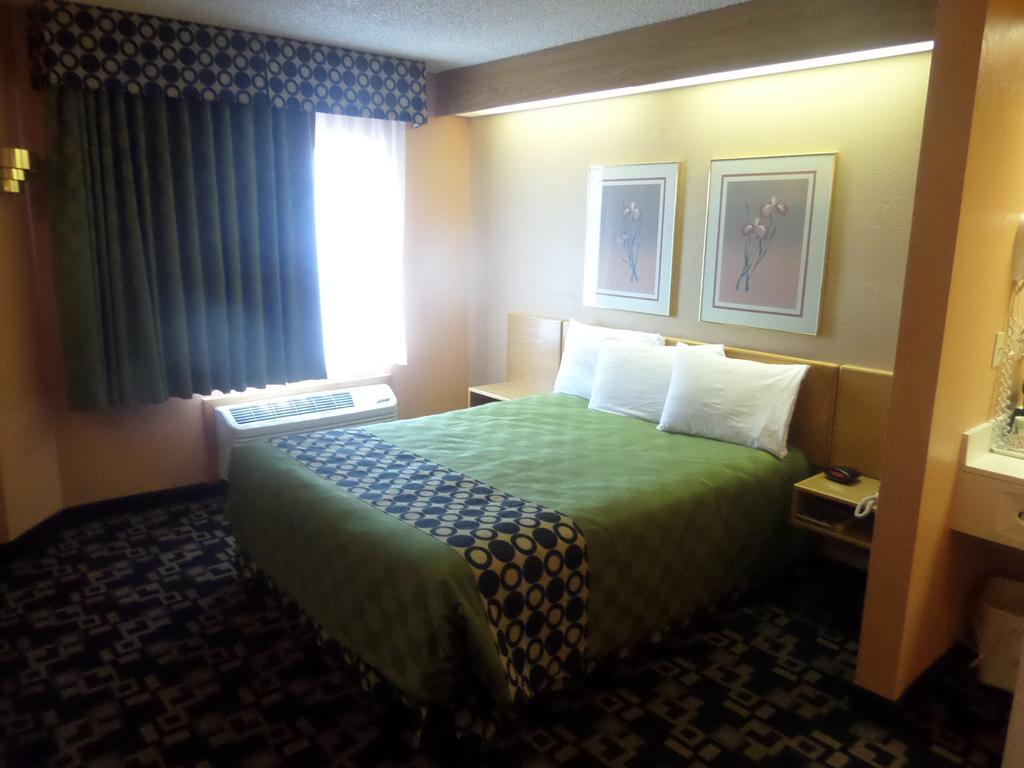 רולינס Americas Best Value Inn מראה חיצוני תמונה